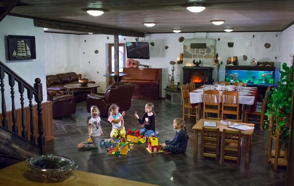 Suur saal, kus lapsed mängivad